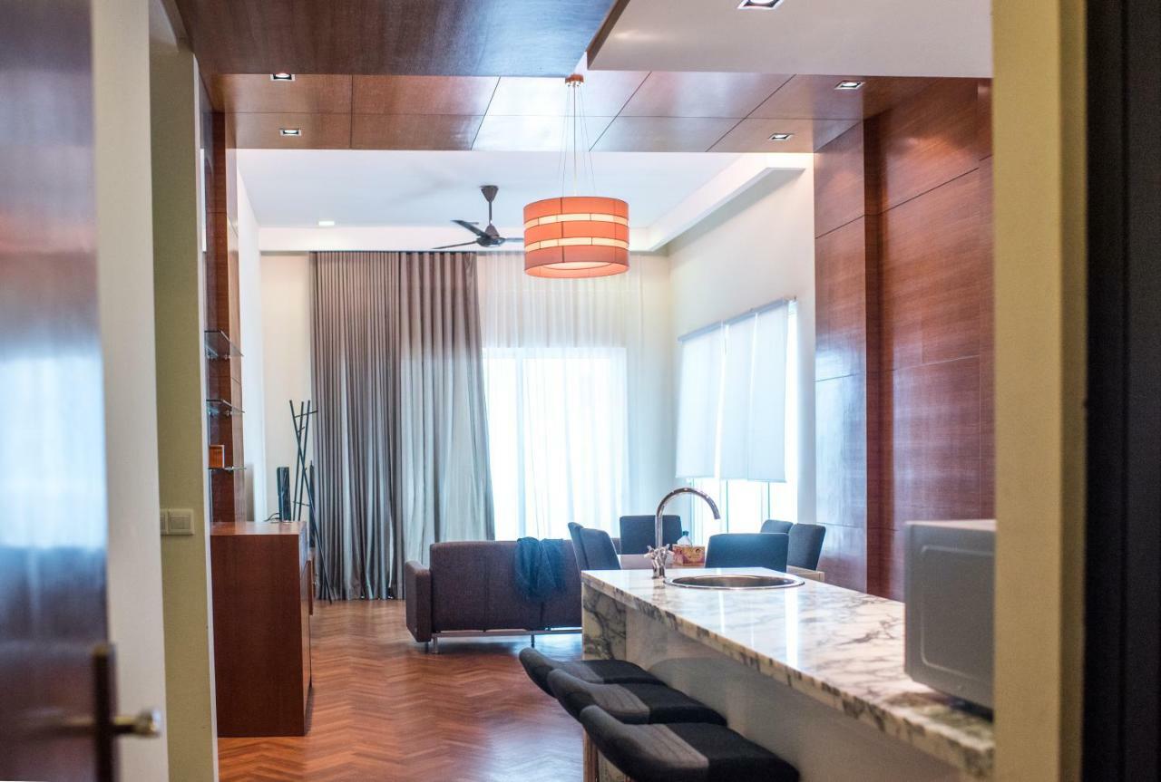 The Suites At Waterside Straits Quay By Plush Bagan Jermal Екстериор снимка